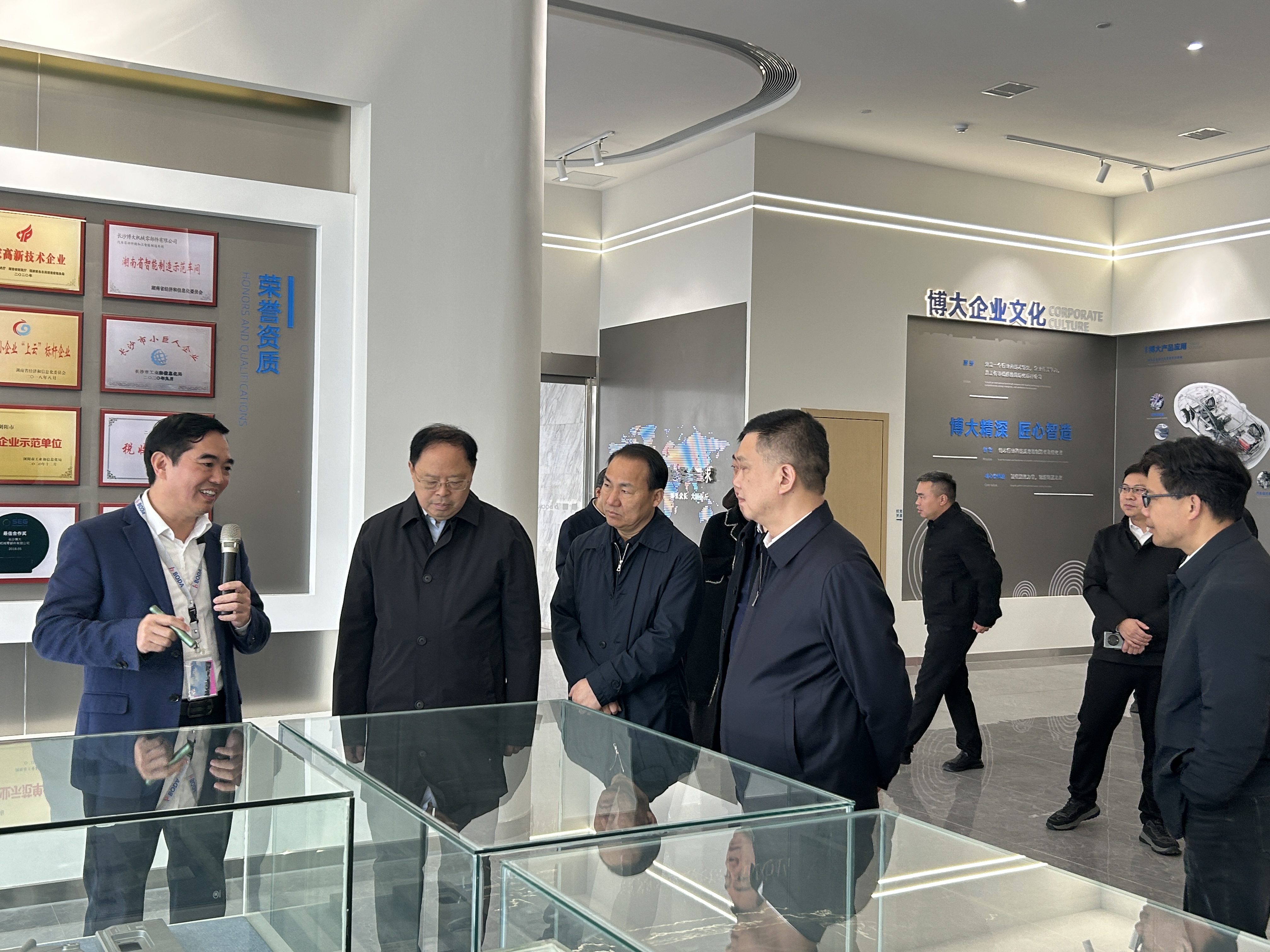 湖南省人大常委會黨組副書記、副主任張劍飛一行來博大科工調(diào)研